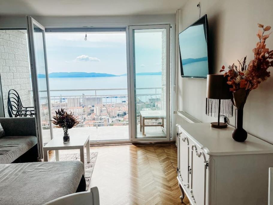 The Sea View Apartment *